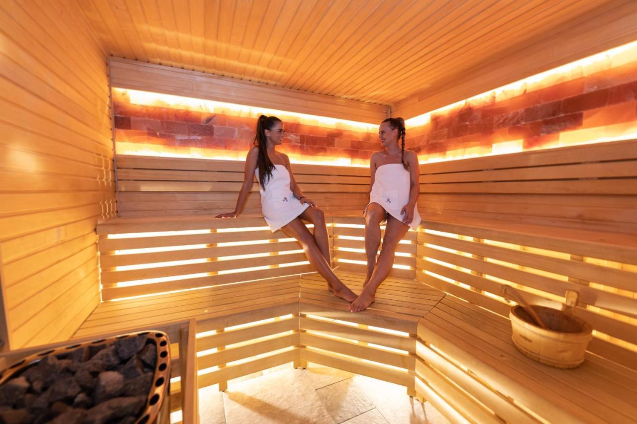 Wellness & Spa Hotel Villa Regenhart Есеник Экстерьер фото