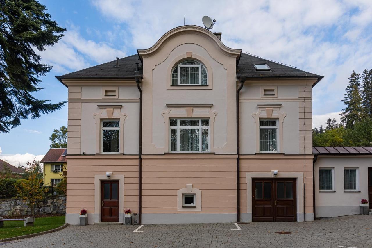 Wellness & Spa Hotel Villa Regenhart Есеник Экстерьер фото